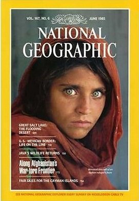 Žurnalo „National Geographic“ viršelis/Afganistanietės Sharbat Gula nuotrauka, 1985 m. papuošusi žurnalo „National Geographic“ veidu