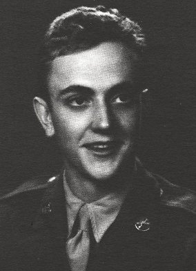 „Wikipedia“ nuotr./Kurtas Vonnegutas pozuoja su JAV kariuomenės uniforma. Nuotrauka daryta tarp 1943-1945 metų