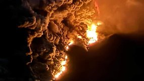 Indonezijoje išsiveržus ugnikalniui evakuojami tūkstančiai žmonių: ugnikalniui nugriuvus į jūrą gali kilti cunamis