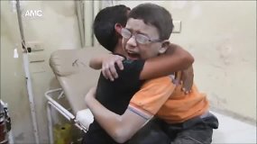 Sirijoje bombardavimą išgyvenę vaikai verkia savo žuvusio brolio