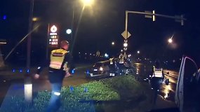 Nufilmuota, kaip Šiaulių link sprukusį BMW vairuotoją sustabdė smūgis į šviesoforą