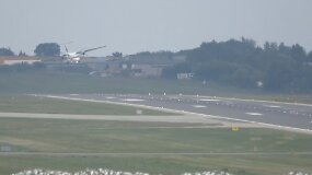Įspūdingas nusileidimas Vilniuje: vėjo gūsiai bla&scaron;kė lėktuvą iki pat tako