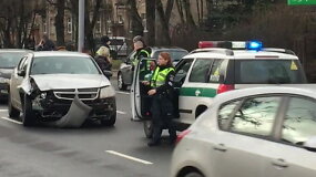 Pusę miesto apdaužytu automobiliu įveikusi neblaivi vairuotoja sulaikyta Antakalnyje