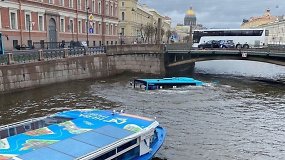 Sankt Peterburge autobusas su žmonėmis įkrito į Moikos upę