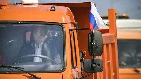 V.Putino šou: sunkvežimiu pervažiavo naująjį tiltą į aneksuotą Krymą