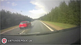 Pareigūnus nustebino &bdquo;VW Golf&ldquo; vairuotojo poelgis: praskriejo pro į i&scaron;kvietimą skubančius policininkus