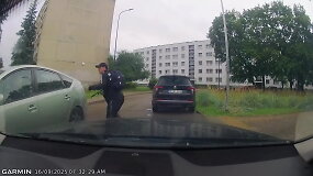 Nufilmuota, kaip paspirtukas rėžėsi į automobilio &scaron;oną