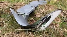 Ukrainos įsibaiminusi Baltarusija rodo numuštų dronų liekanas