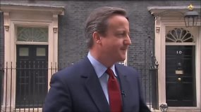 Niūniuojantis Davidas Cameronas po pranešimo apie atsistatydinimą