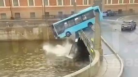 Nufilmuota, kaip Sankt Peterburge autobusas įkrito į upę