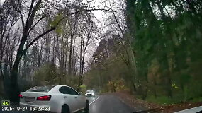 Nufilmuota, kaip Vilniuje &bdquo;Lexus&ldquo; nulėkė nuo kelio