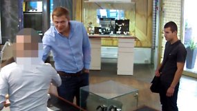Norvegijos policija paviešino, kaip galimai lietuviai apiplėšė laikrodžių parduotuvę