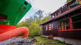 Pamatykite: giganti&scaron;kas laivas vos nekliudė norvego namo