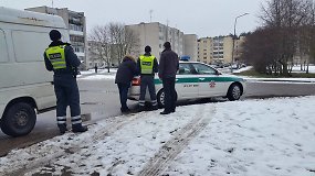 Pagiriuose atbuline pavarą važiavęs mikroautobusas partrenkė ir sužalojo moterį