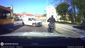 Nufilmuota, kaip policija persekioja sostinės gatvėmis sprukusį motociklininką
