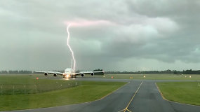 Pilotas užfiksavo neįtikėtiną pavojingą momentą – į lėktuvą vos nepataikė žaibas