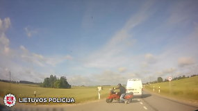 Nufilmuota: policija vaikėsi motociklininką iki jo avarijos