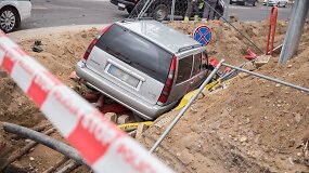 Avarija Vilniuje: po smūgio &bdquo;Volvo&ldquo; įvažiavo į griovį