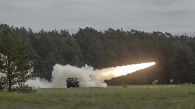 JAV jūrų pėstininkai su HIMARS sistema Lietuvoje išbandė kovinius šaudymus