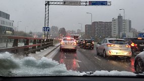 Užklupęs sniegas vairuotojams pridarė rūpesčių
