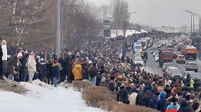 Atsisveikinti su A.Navalnu susirinkę žmonės skandavo „Karui – ne“