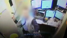 Nufilmuota, kaip apsaugos darbuotojas žiauriai daužo vyri&scaron;kį