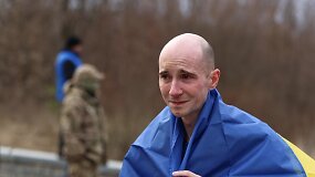 Su a&scaron;aromis akyse ir &scaron;ypsena veide: Ukraina susigrąžino 175 karius i&scaron; Rusijos nelaisvės