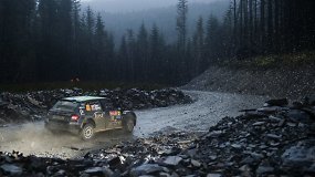 Lenktynininkų nerimas: tankus rūkas ir plyštančios padangos WRC etape Velse