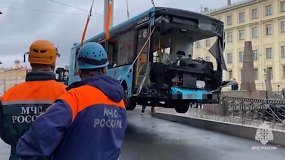 Pamatykite, kaip iškeliamas į upę nulėkęs autobusas Sankt Peterburge