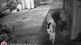 Nufilmuota, kaip Užupyje vagi&scaron;iai patenka į pastatą radę atsarginį raktą