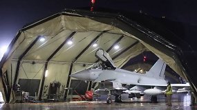Britų lėktuvai „Eurofighter Typhoon“ ir „Voyager“ rengiami kovai prieš husius