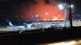 Užfiksuota, kaip Tokijo oro uoste dega „Japan Airlines“ lėktuvas