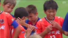 Dėl pralaimėjimo ašarojančius jaunuosius Japonijos futbolininkus guodė priešininkai