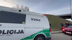 BMW sustabdymas ir ekipažo krata judrioje gatvėje