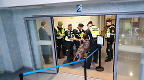 Teisme apalpusią kaltinamąją gelbėjo 6 policininkai