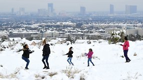 Gyventojai dalijosi retu įvykiu mieste – pirmąkart per daugiau nei pusę amžiaus juos džiugino sniegas