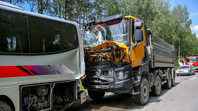 Vaikus vežusio autobuso vairuotojas nesupranta, kaip buvo nepastebėti į juos įsirėžusio sunkvežimio