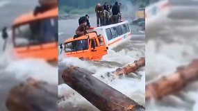 Nufilmuota nelaimė Rusijoje: darbininkų autobusas užstrigo upės vidury
