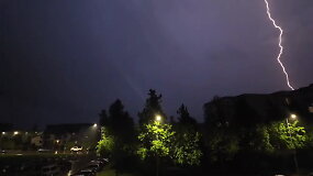 Utenos dangų perskrodė ry&scaron;kus žaibas