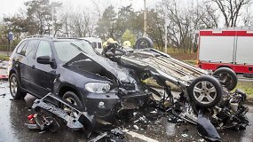 Tragi&scaron;ka avarija Vilniuje: susidūrė du automobiliai, vienas jų vertėsi