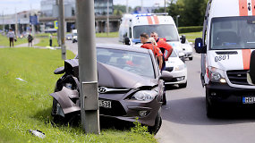 Vilniuje vairuotojai sustojo širdis, nevaldomas automobilis trenkėsi į stulpą
