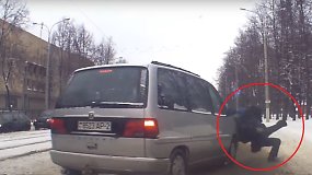 Baltarusijos pareigūnas kūnu užstojo vaiką nuo atlekiančio automobilio