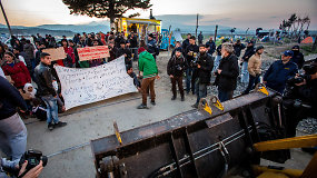 Idomeni palapinių miestelyje protestuojantys migrantai pastojo kelią buldozeriui