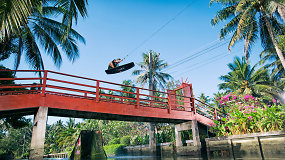 Įspūdingas pasivažinėjimas vandenlente Bankoko upe