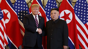 D.Trumpas ir Kim Jong Uno susitiko Vietname: spaudė rankas ir šypsenas, žadėjo nuostabią ateitį