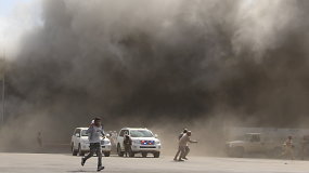 Jemeno  oro uoste, vos nusileidus lėktuvui su naujosios Vyriausybės nariais, nugriaudėjo sprogimai – žuvo mažiausiai 10 žmonių