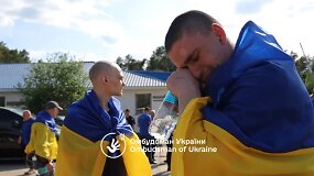 Jaudinanti akimirka: 390 paleistų karo belaisvių sunkiai tramdė a&scaron;aras