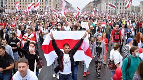 Baltarusiai, jau dvi savaites šurmuliuojantys gatvėse, savo taikų protestą išreiškė tylos minute