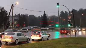 Vairuotojams susisuko galva: važiuoja per raudoną, stoja degant žaliai šviesai