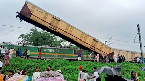 Indijoje susidūrė du traukiniai: ieškoma gyvųjų